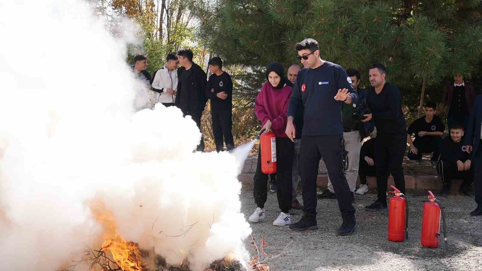 Elazığ itfaiyesi yangınlara karşı teyakkuz halinde bekliyor