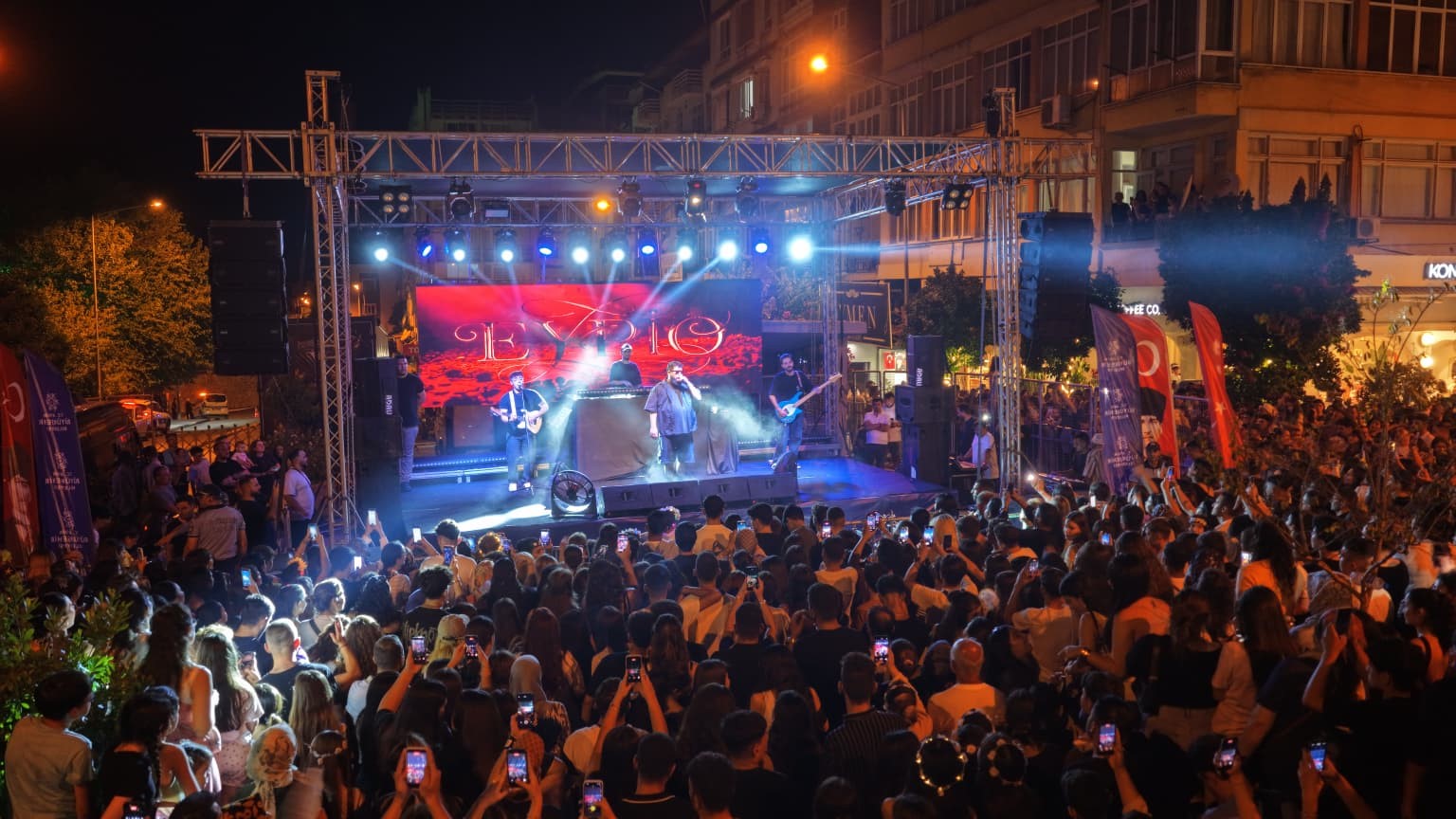 Aydın Büyükşehir Belediyesi Nazillili vatandaşları yaz konserinde buluşturdu