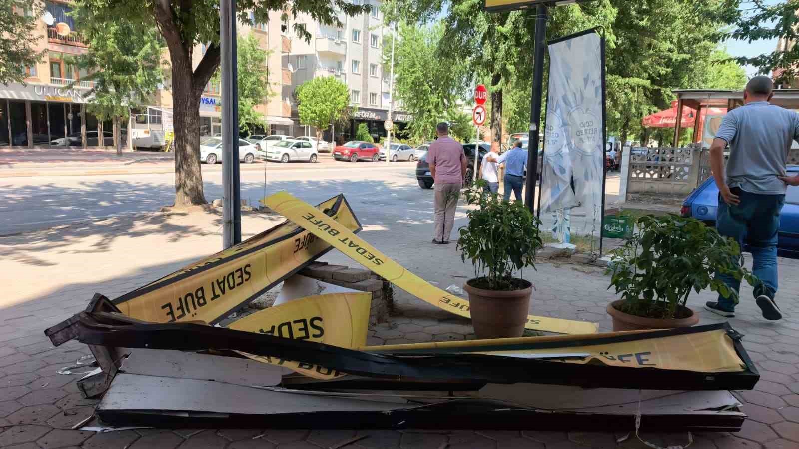 Minibüs, iş yerine çarptıktan sonra boş arsaya uçtu