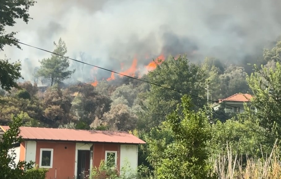 Fethiye’deki yangında alevler evlere ulaştı
