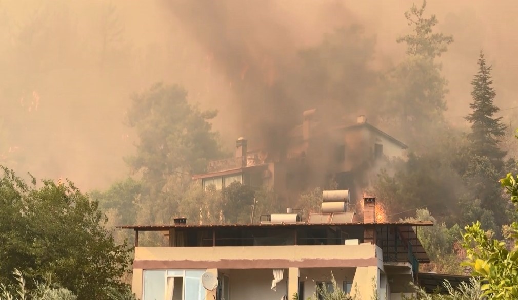 Fethiye’deki yangında alevler evlere ulaştı