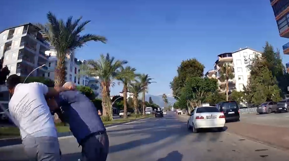 Yaşlı adamın yere düştüğü yumruklu trafik kavgasının yeni görüntüleri ortaya çıktı