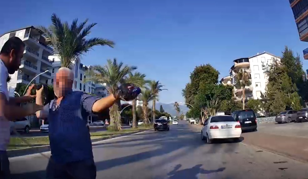 Yaşlı adamın yere düştüğü yumruklu trafik kavgasının yeni görüntüleri ortaya çıktı