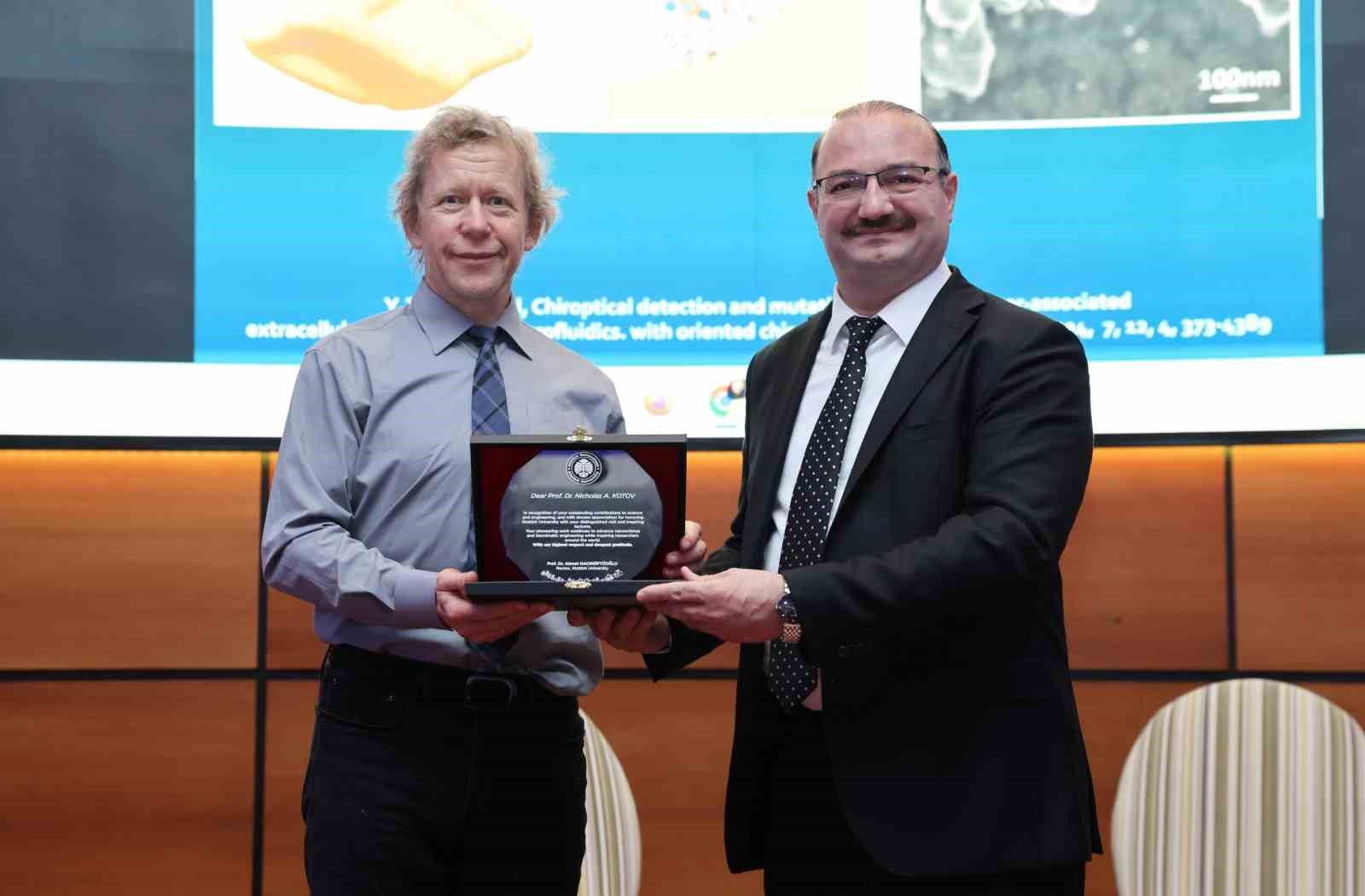 Prof. Nicholas A. Kotov Atatürk Üniversitesinde konferans düzenledi