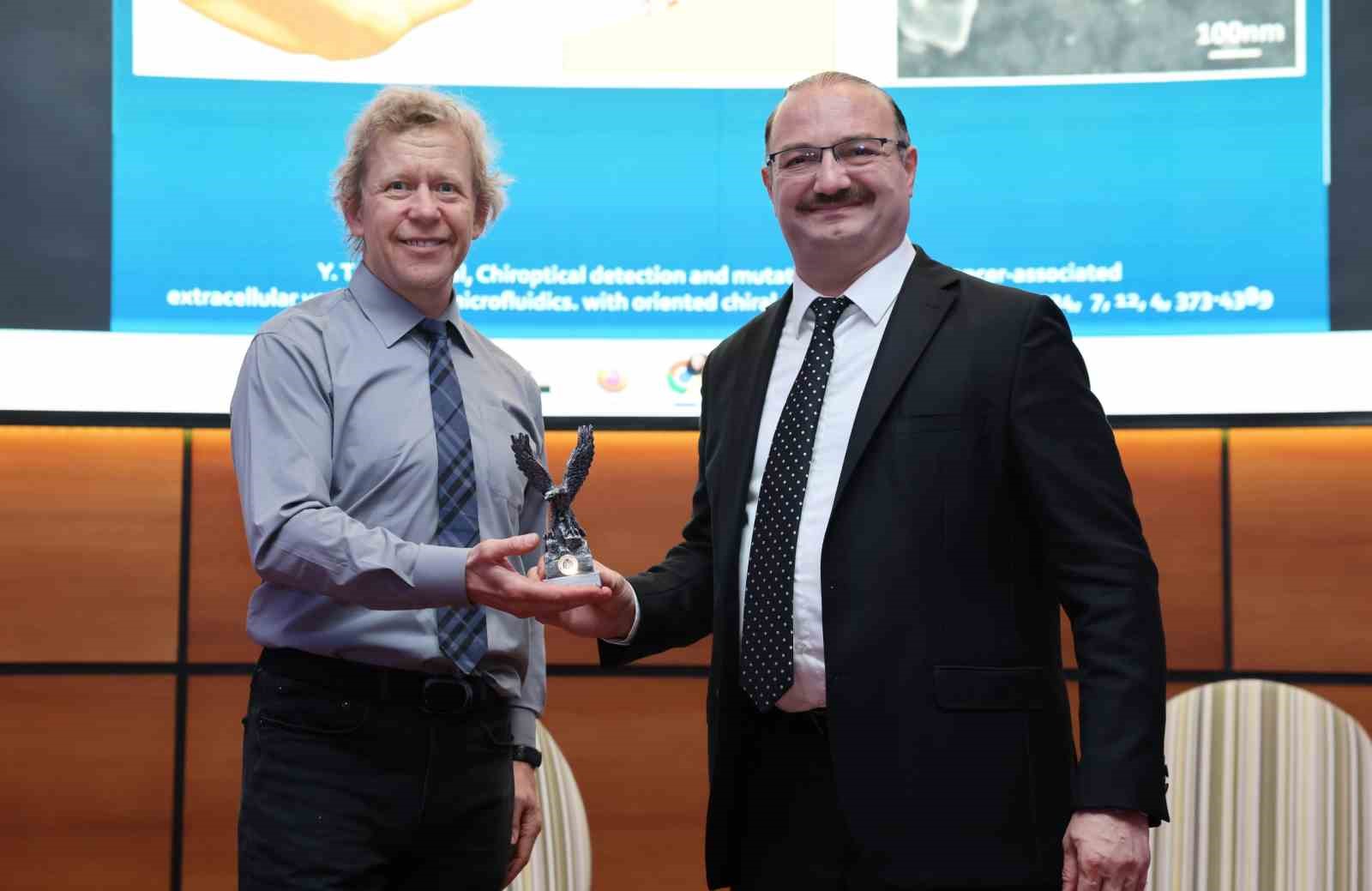 Prof. Nicholas A. Kotov Atatürk Üniversitesinde konferans düzenledi