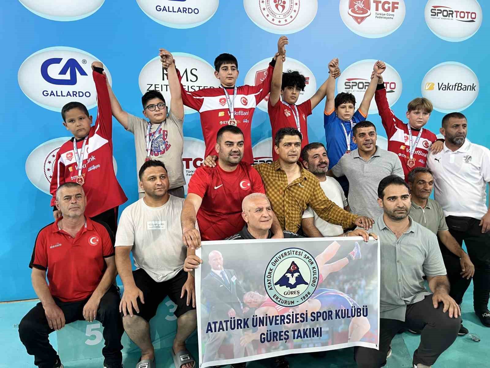 Atatürk Üniversitesi spor kulübünden güreşte Türkiye şampiyonluğu gururu