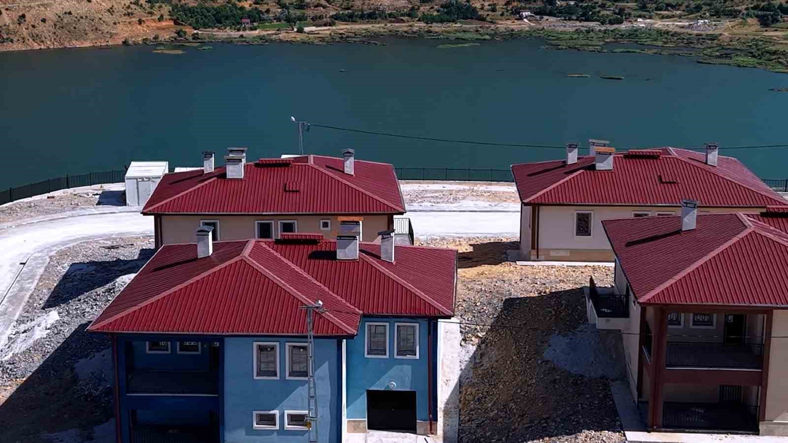 Bakan Kurum, Adıyaman’da depremden sonra inşa edilen köy evlerini paylaştı