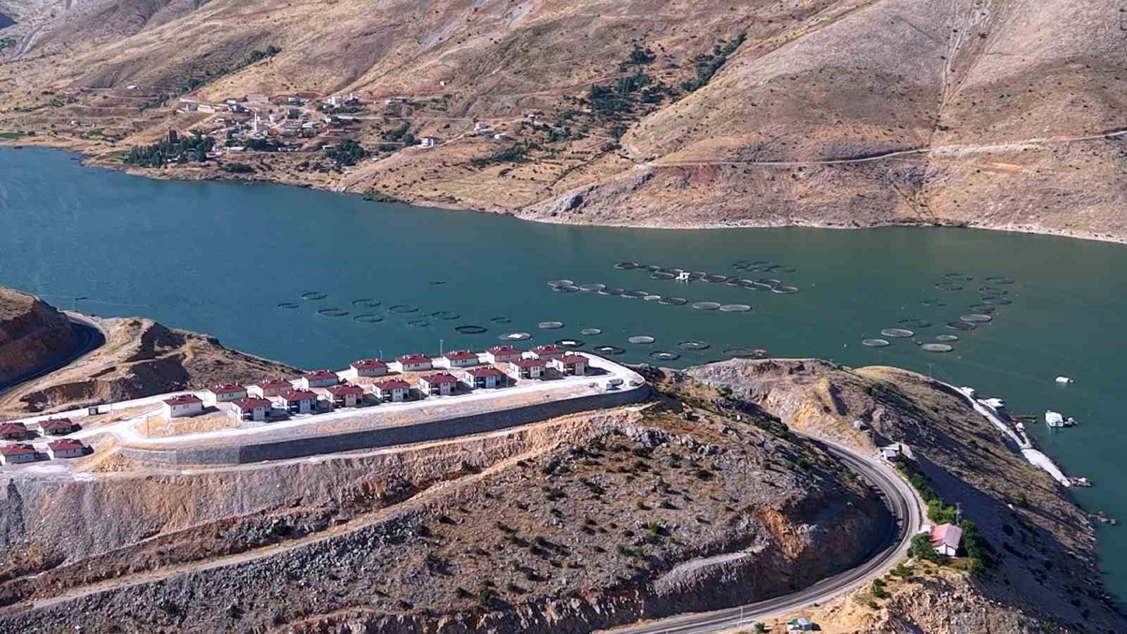 Bakan Kurum, Adıyaman’da depremden sonra inşa edilen köy evlerini paylaştı