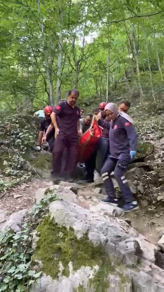 Oylat Şelalesi’nde düşen kadın, ekiplerin zorlu çalışmasıyla kurtarıldı