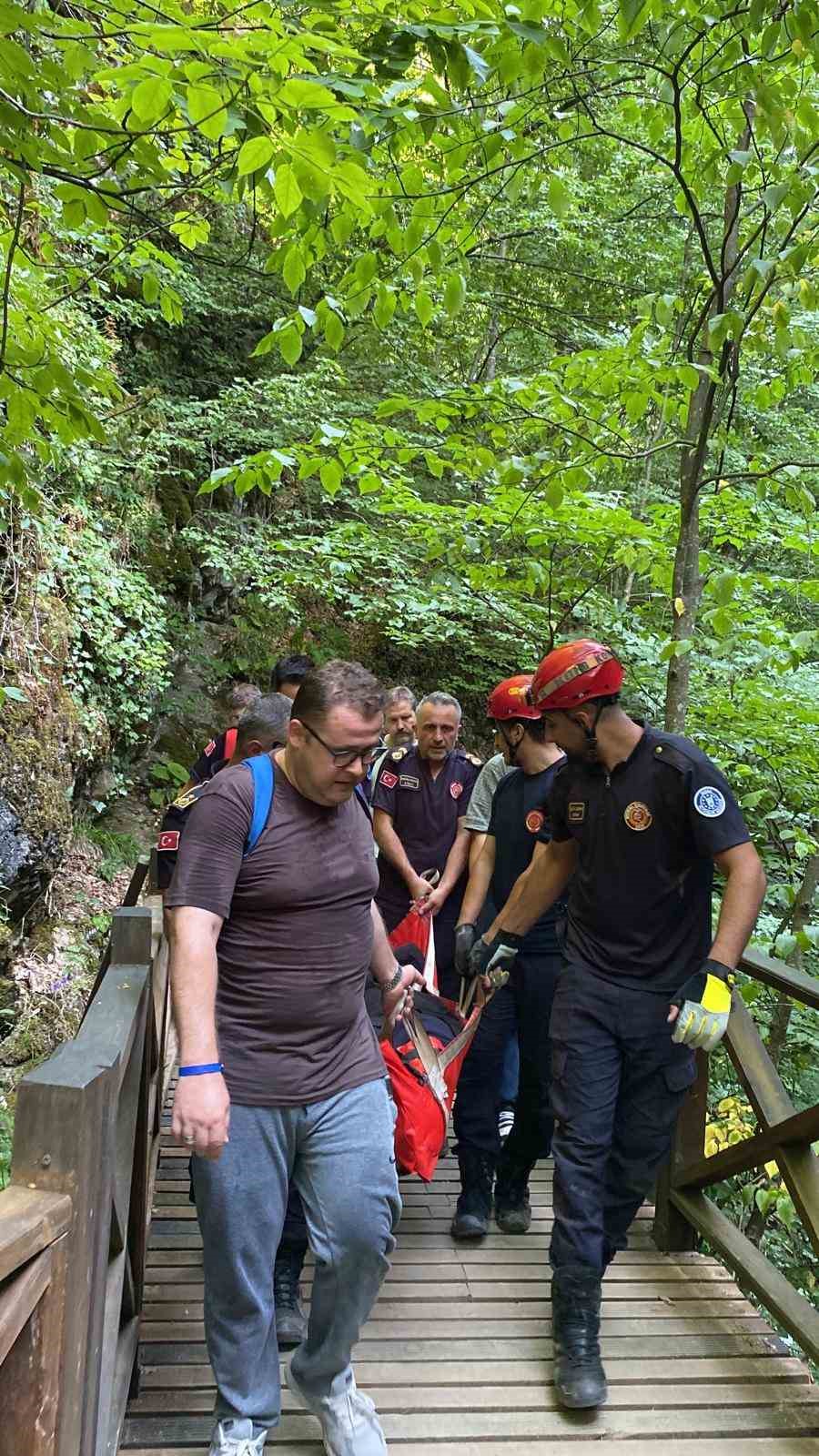 Oylat Şelalesi’nde düşen kadın, ekiplerin zorlu çalışmasıyla kurtarıldı