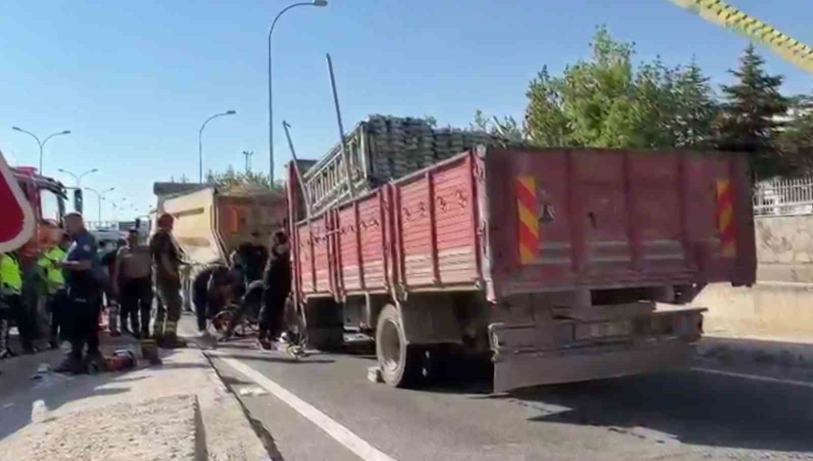 Aksaray’da kamyona çarpan kamyonette can pazarı kamerada: 2 yaralı