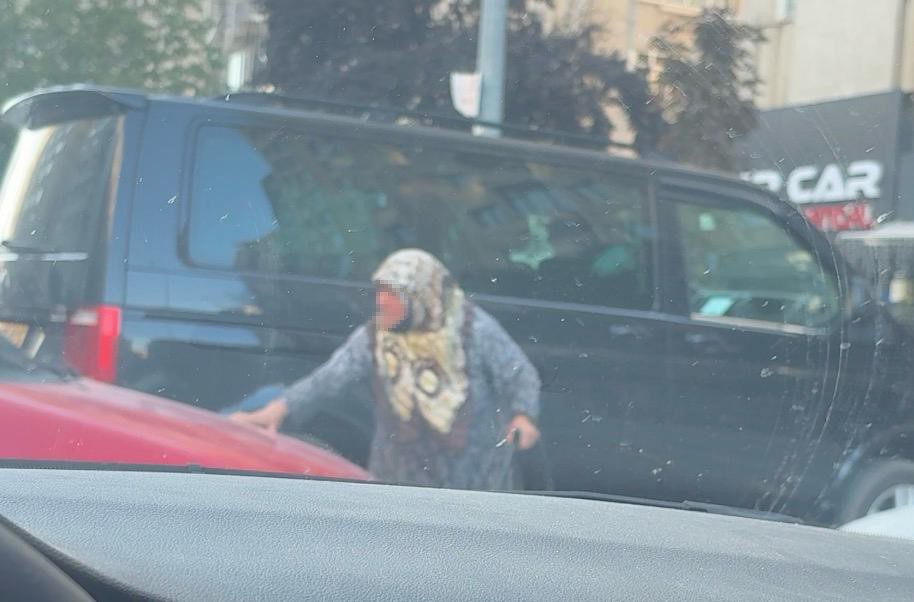 Park yeri savaşını bastonlu yaşlı kadın kazandı