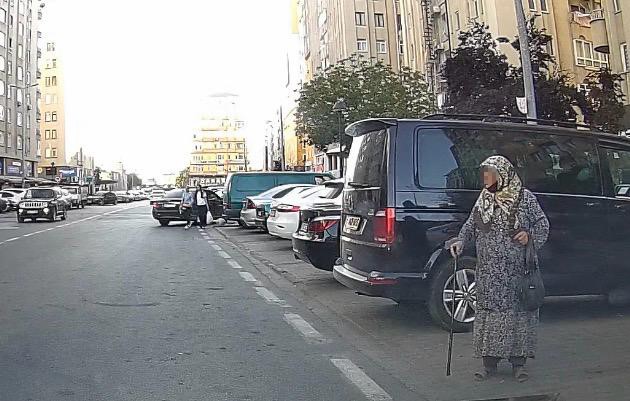 Park yeri savaşını bastonlu yaşlı kadın kazandı