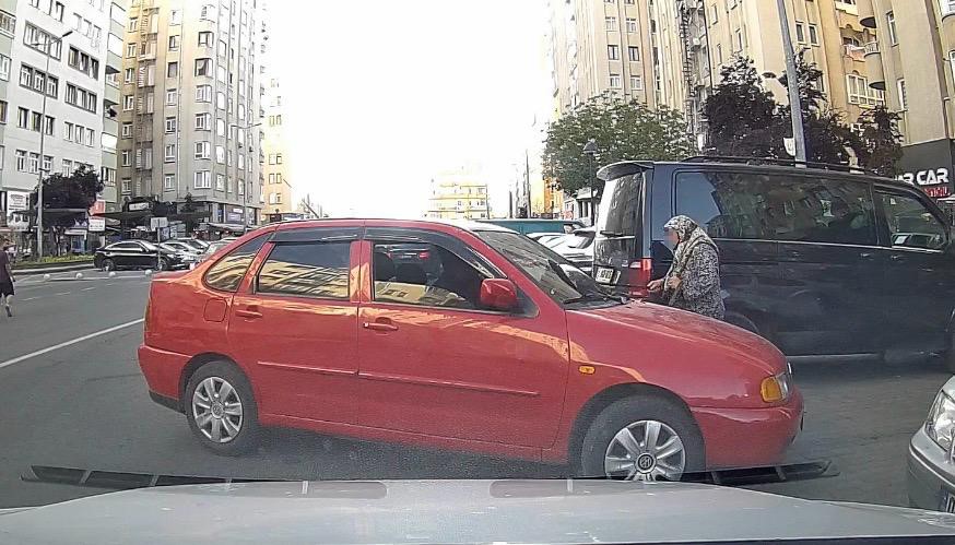 Park yeri savaşını bastonlu yaşlı kadın kazandı