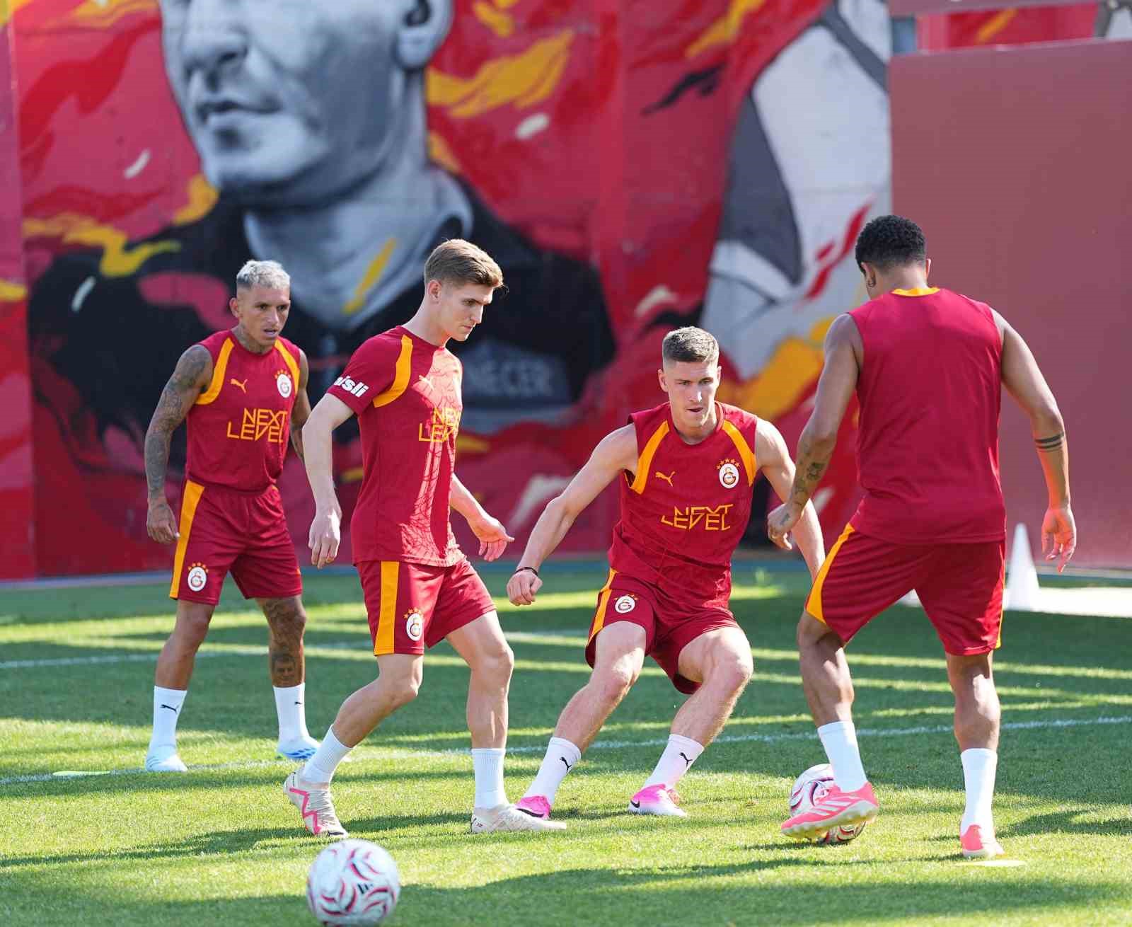 Galatasaray, günü çift antrenmanla tamamladı