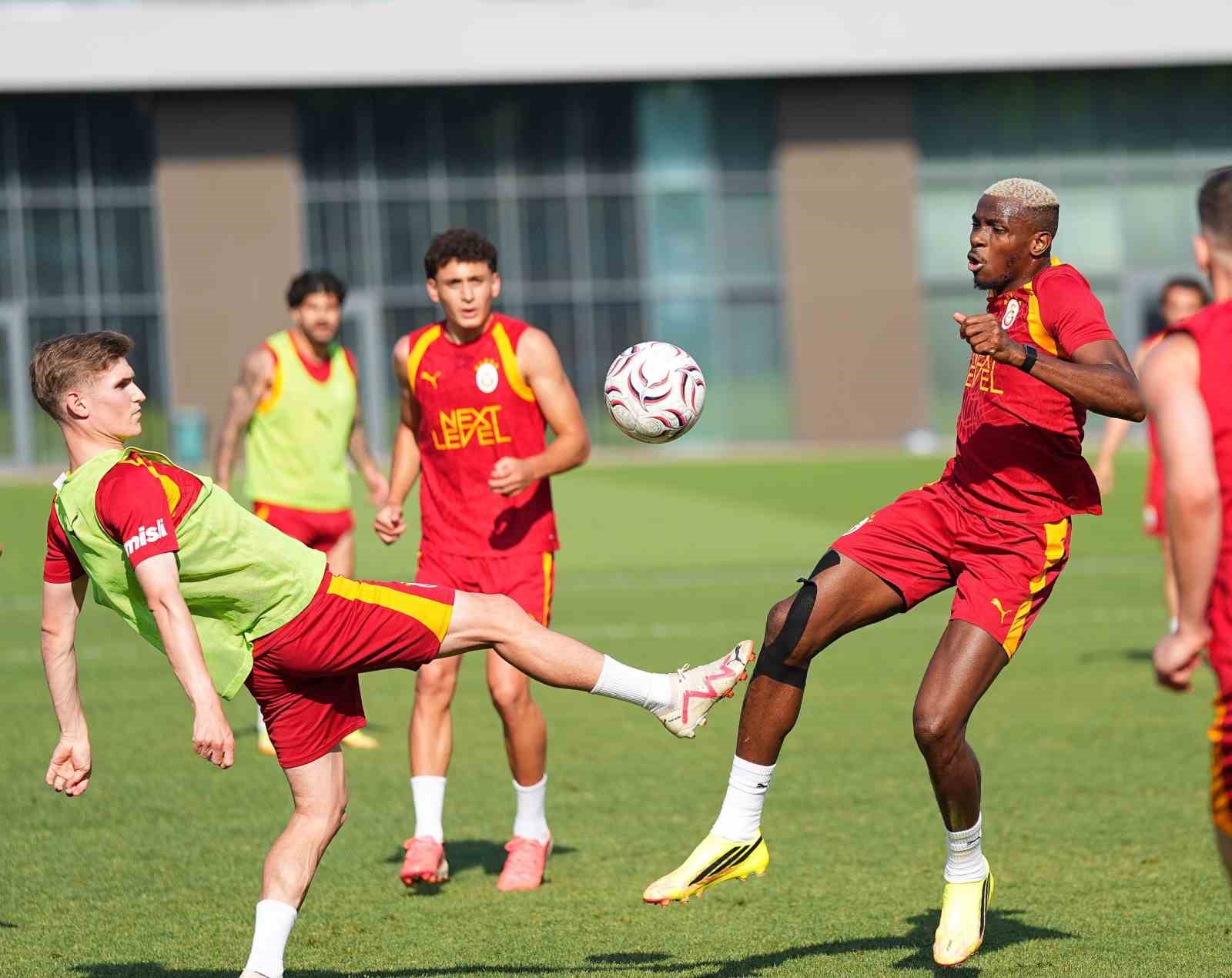 Galatasaray, günü çift antrenmanla tamamladı