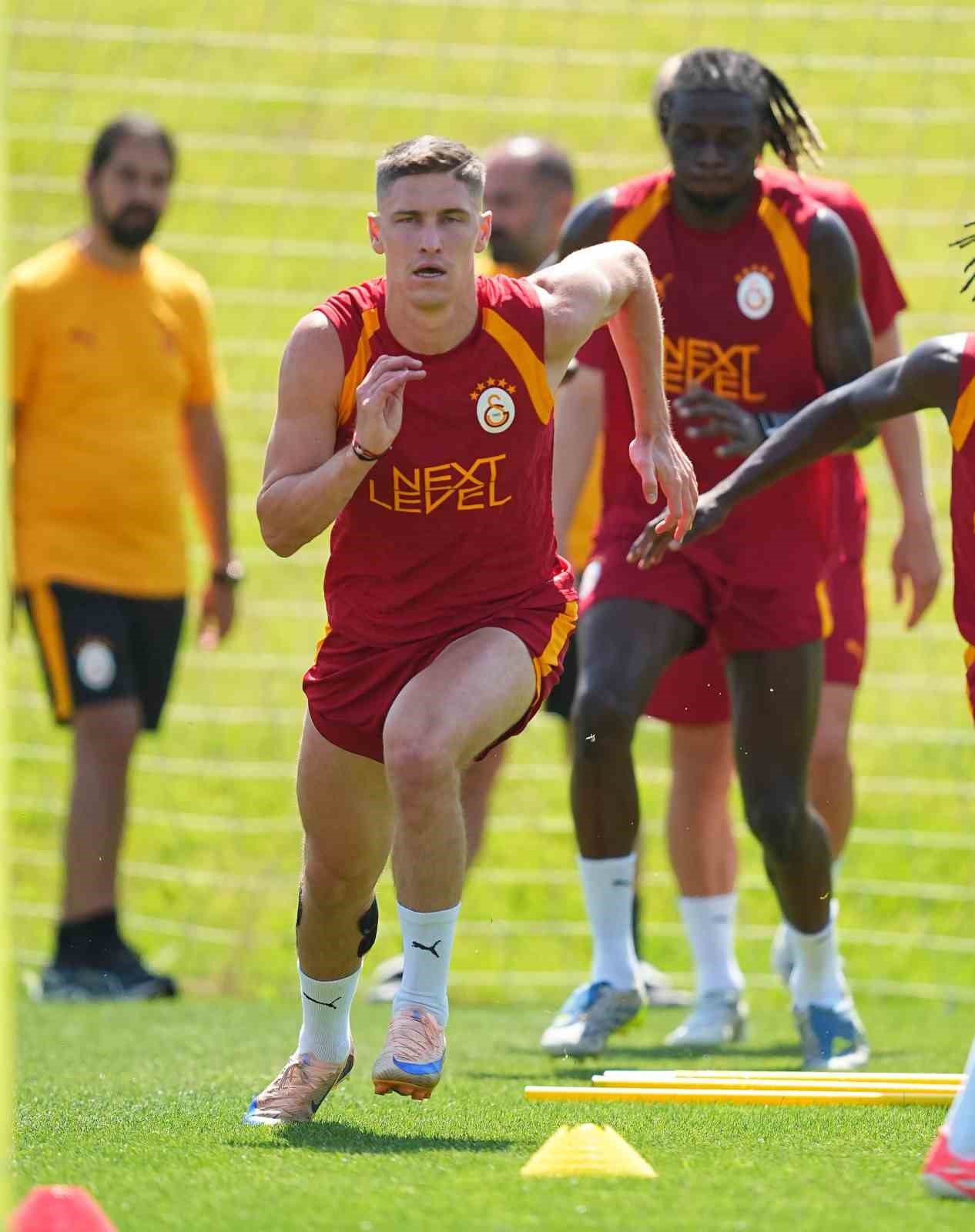 Galatasaray, günü çift antrenmanla tamamladı