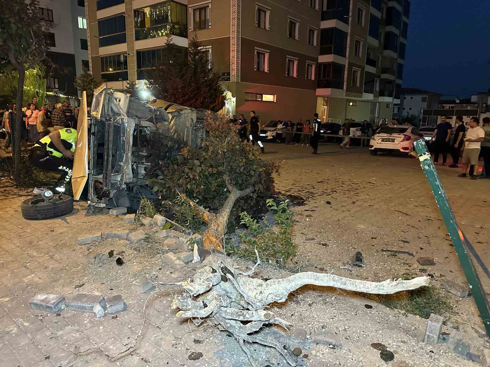 Yayalara çarpan otomobil takla atarak otoparka daldı: 1’i ağır 3 yaralı