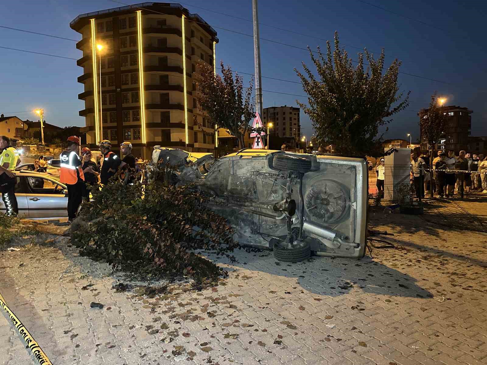 Yayalara çarpan otomobil takla atarak otoparka daldı: 1’i ağır 3 yaralı