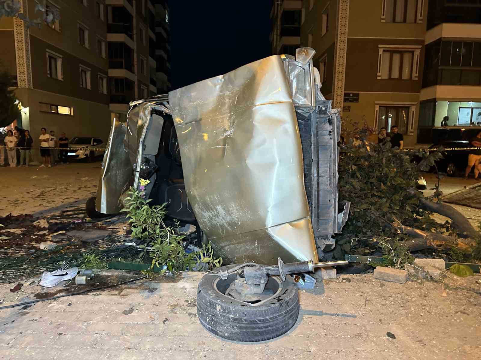 Yayalara çarpan otomobil takla atarak otoparka daldı: 1’i ağır 3 yaralı
