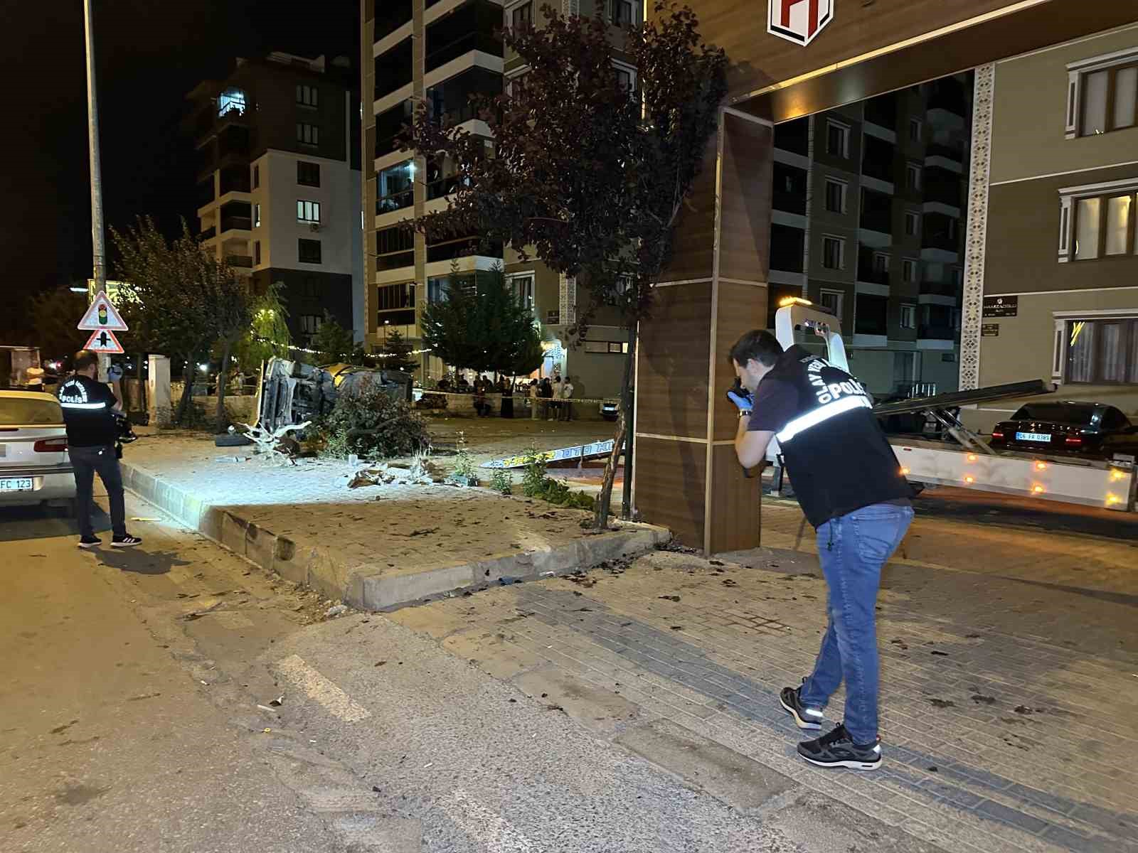 Yayalara çarpan otomobil takla atarak otoparka daldı: 1’i ağır 3 yaralı