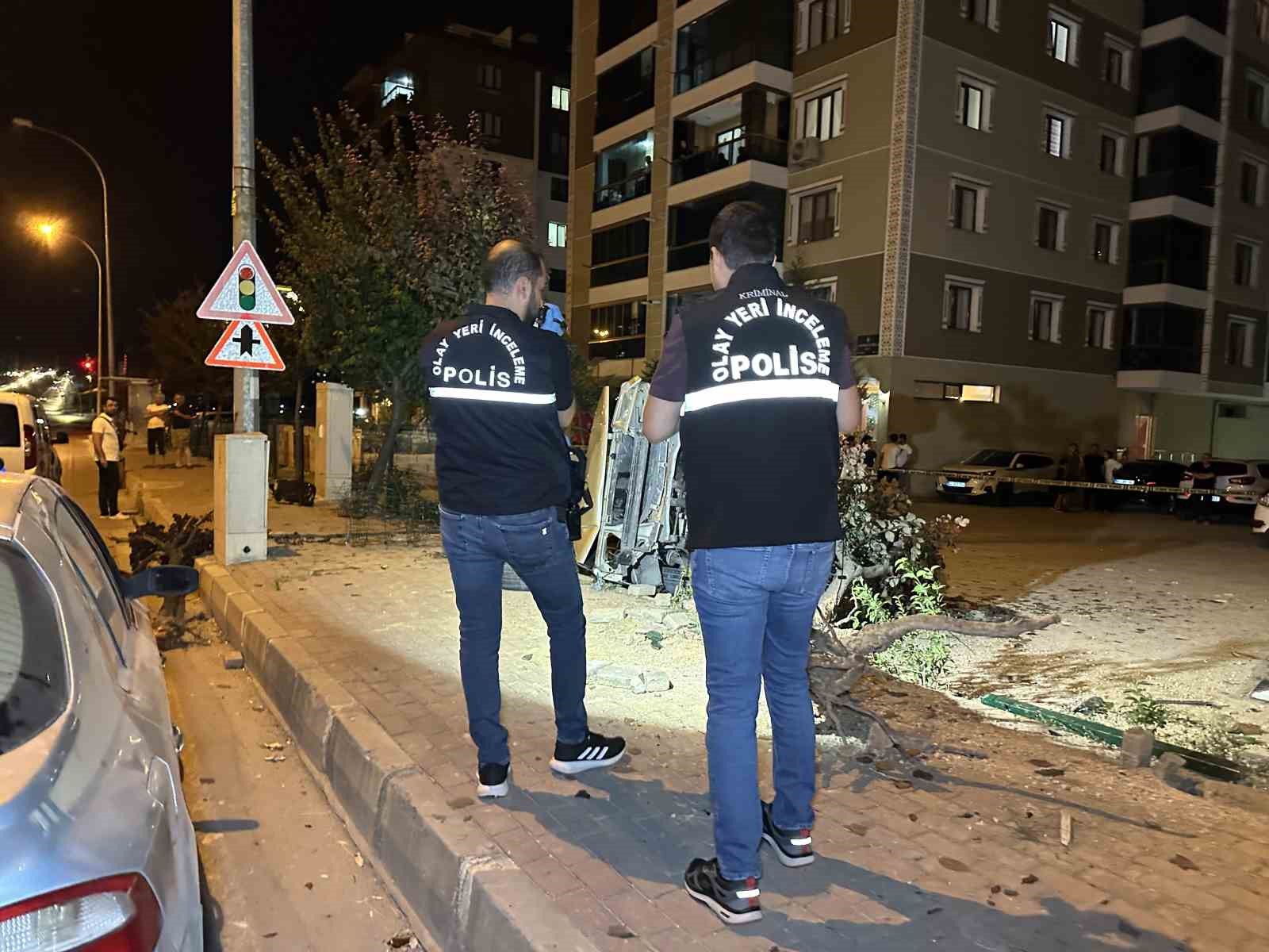 Yayalara çarpan otomobil takla atarak otoparka daldı: 1’i ağır 3 yaralı