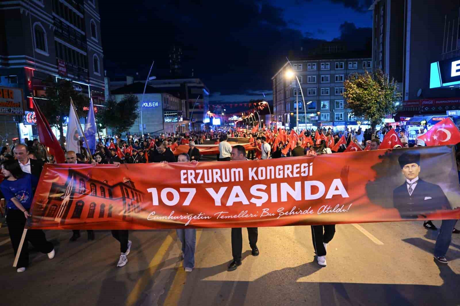 Erzurum’da 107. yıllık coşku fener alayı ile renklendi