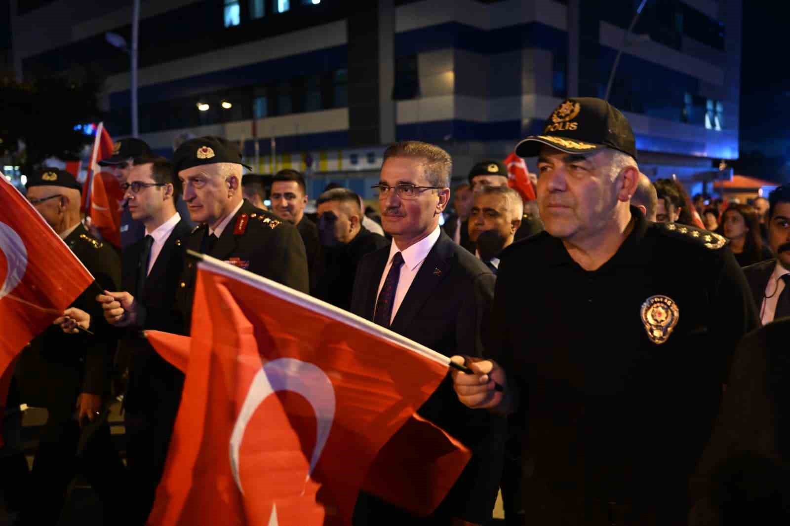 Erzurum’da 107. yıllık coşku fener alayı ile renklendi