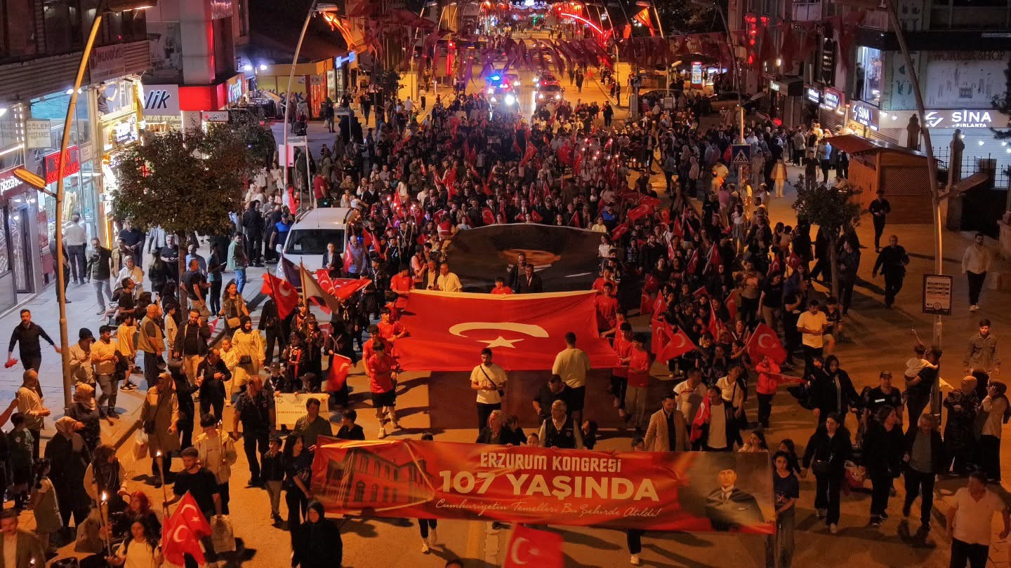 Erzurum’da 107. yıllık coşku fener alayı ile renklendi