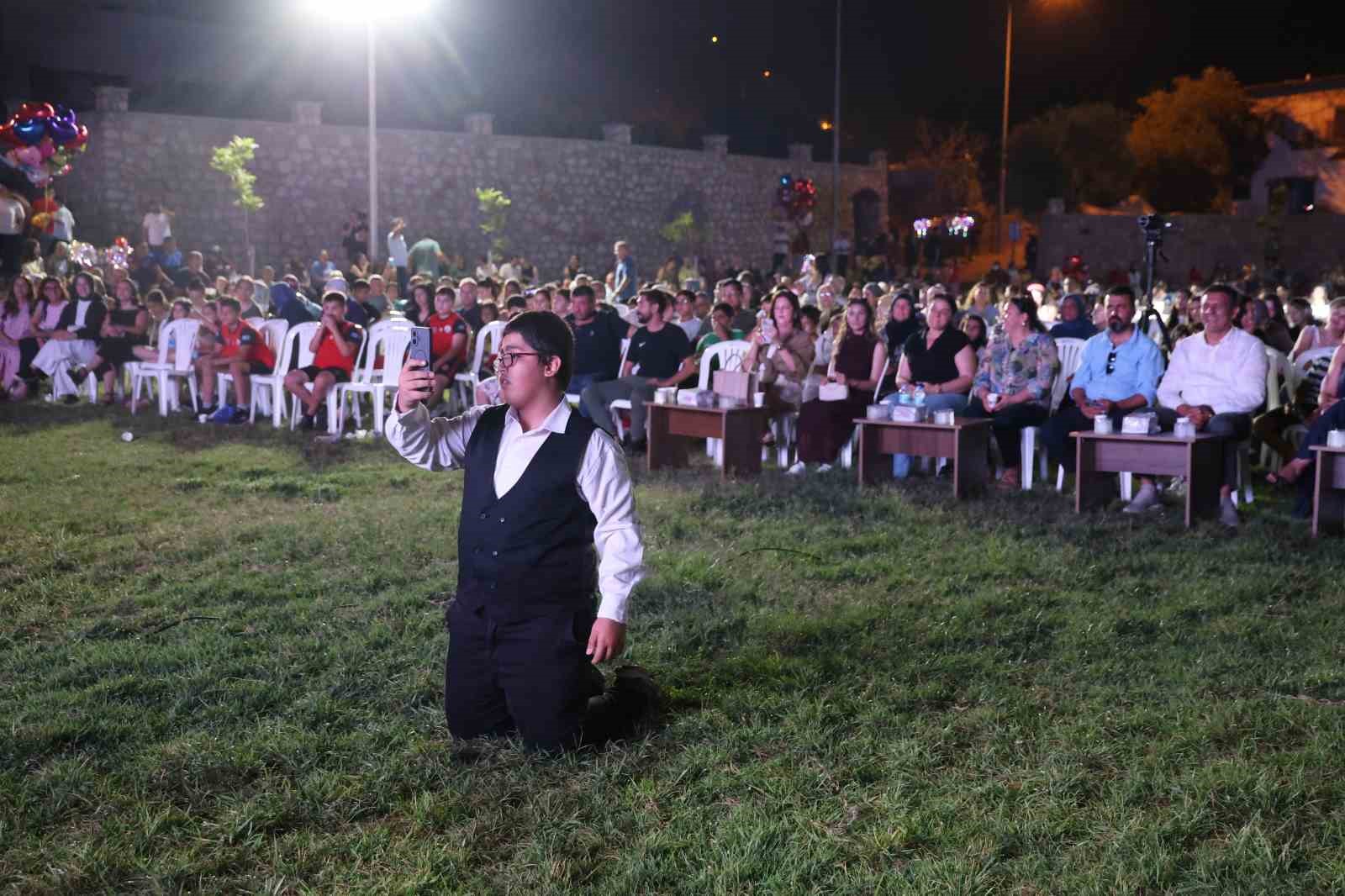 "Geleneksel Kozan Belediyesi Yaz Konserleri" başladı: Konserin en büyük alkışı özel bireye