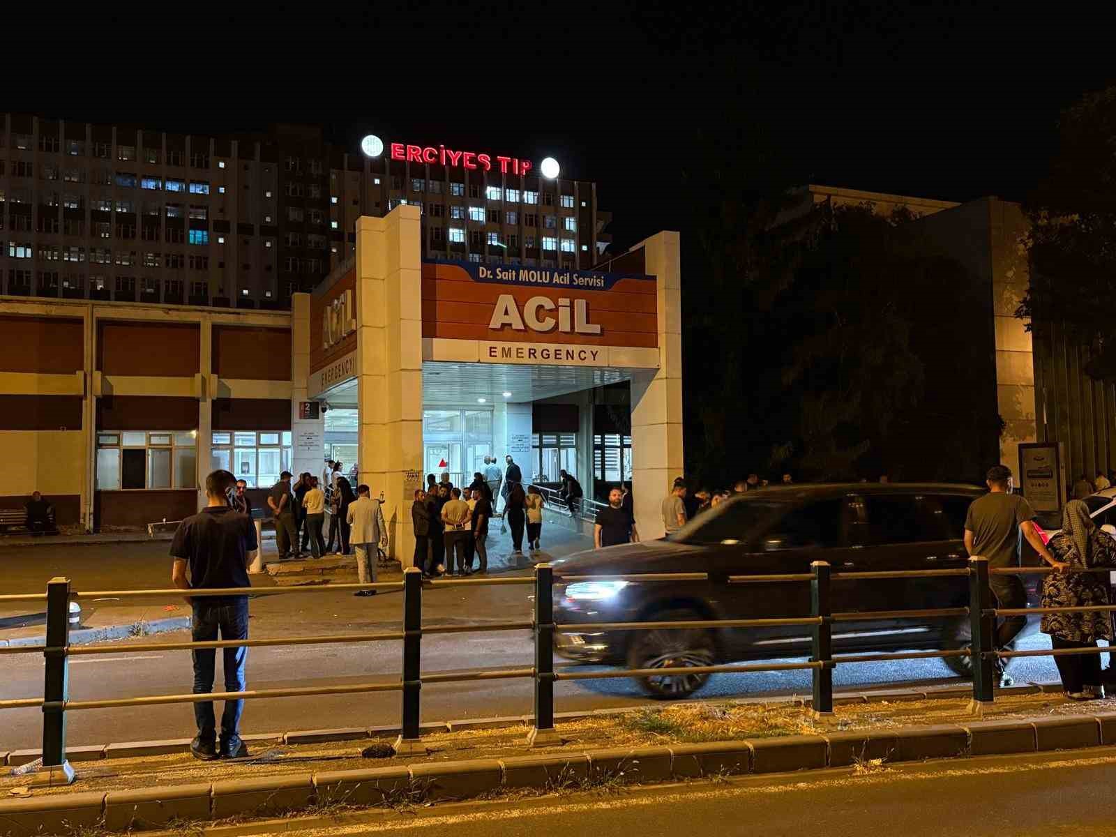 Kafede bıçaklı kavga: 1 yaralı
