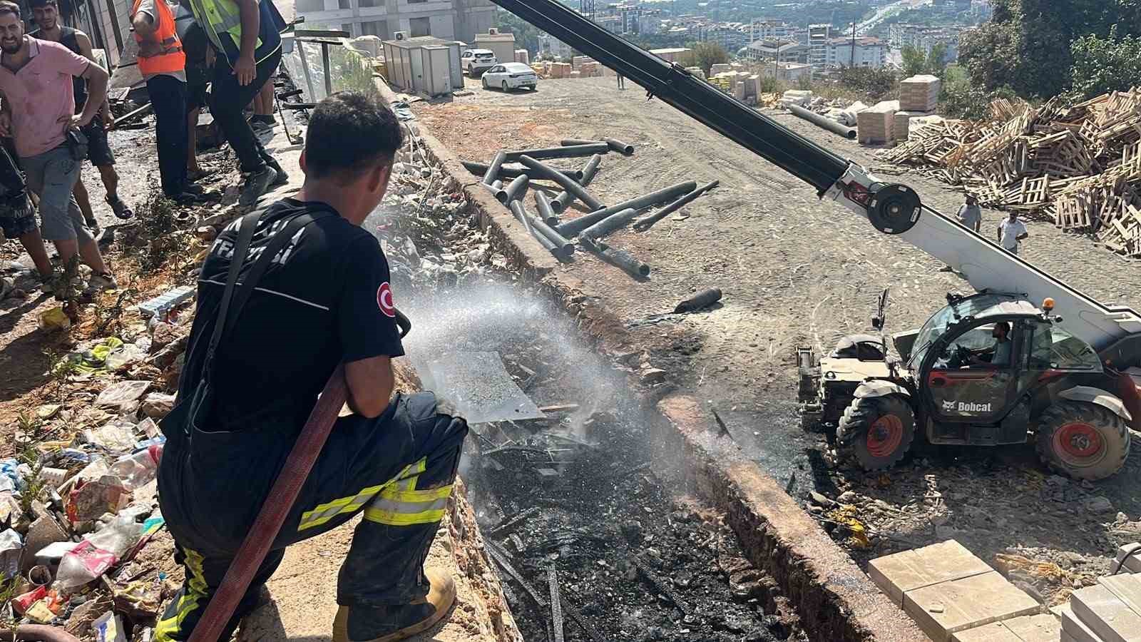 Alanya’da inşaat boruları alev aldı, yangın yatakhaneye sıçradı