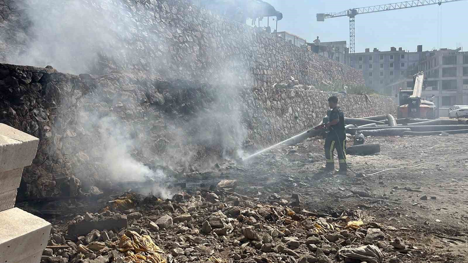 Alanya’da inşaat boruları alev aldı, yangın yatakhaneye sıçradı