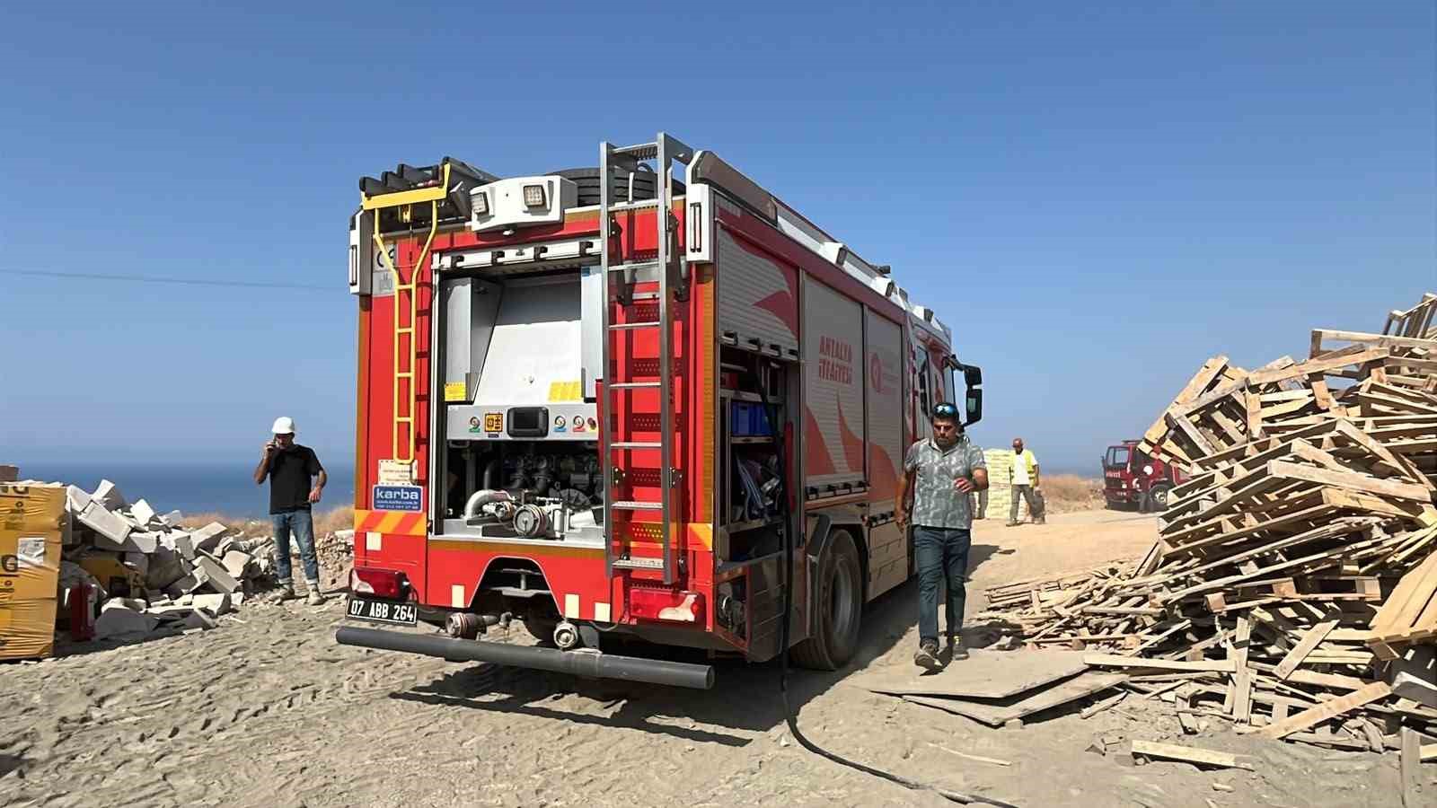 Alanya’da inşaat boruları alev aldı, yangın yatakhaneye sıçradı