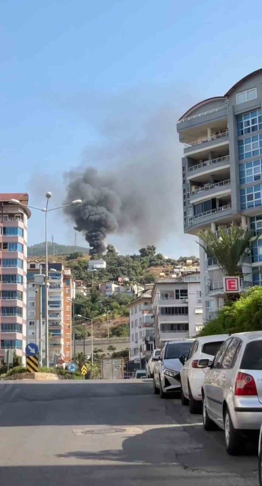 Alanya’da inşaat boruları alev aldı, yangın yatakhaneye sıçradı