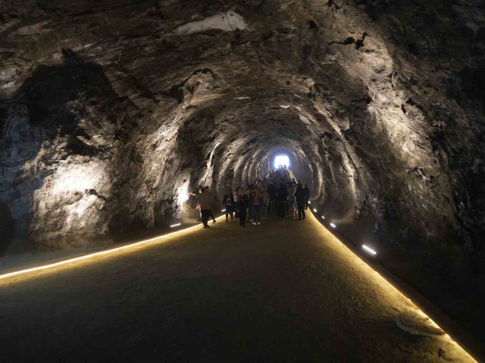 Denizde değil, yerin 150 metre altında serinliyorlar