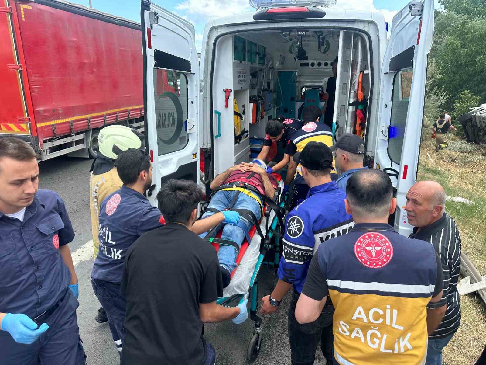 Sultanbeyli’de tır devrildi: 1 yaralı