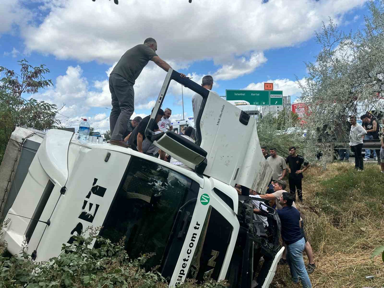 Sultanbeyli’de tır devrildi: 1 yaralı
