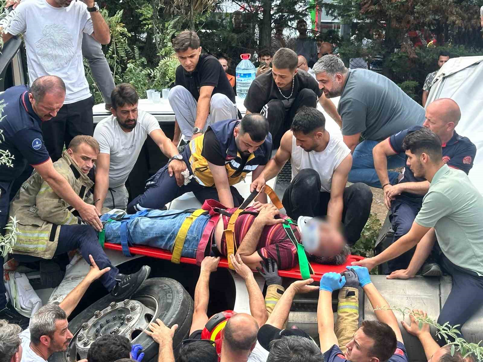 Sultanbeyli’de tır devrildi: 1 yaralı