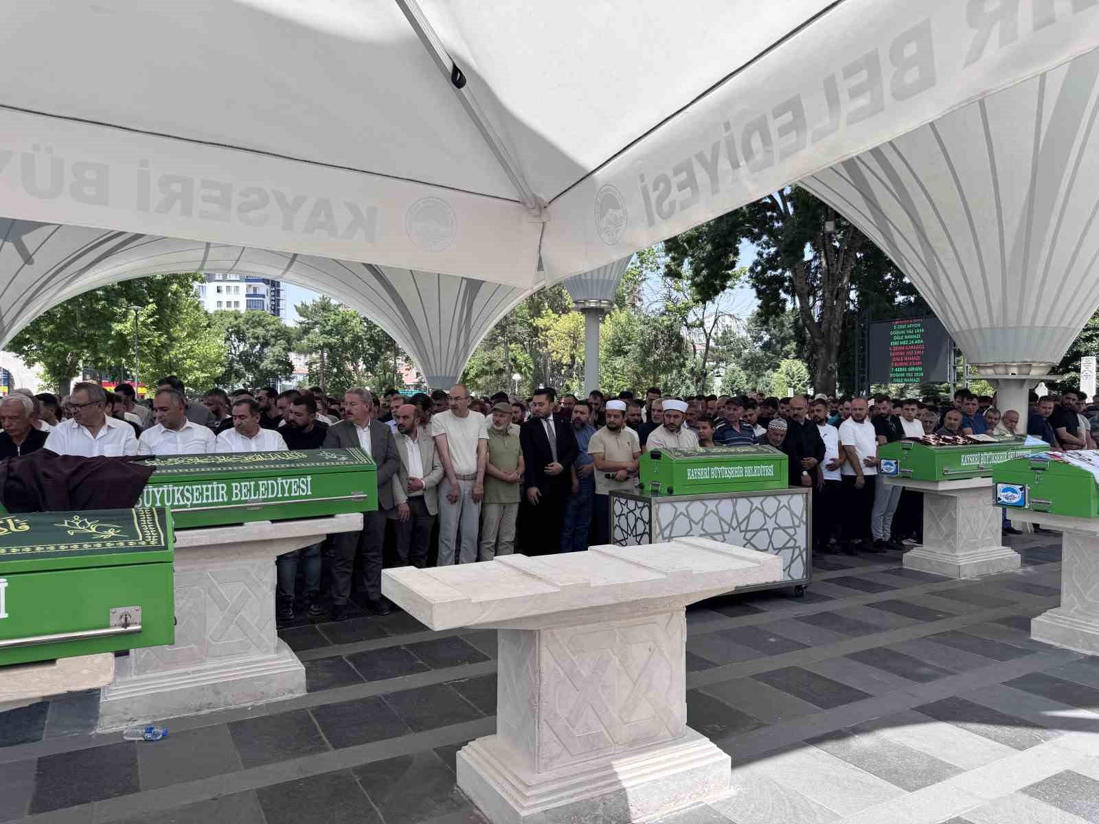 Düğün konvoyundaki kazada hayatını kaybeden genç kadın toprağa verildi