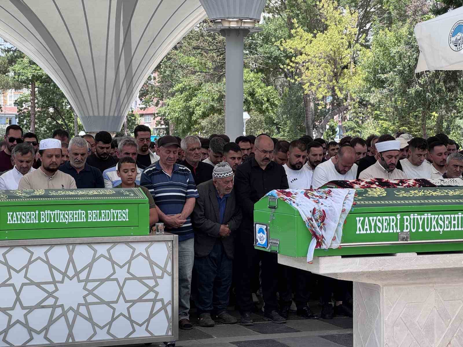 Düğün konvoyundaki kazada hayatını kaybeden genç kadın toprağa verildi