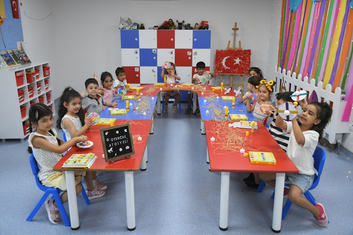 Kuşadası’nda minikler yaz tatilinde sanatla gelişiyor