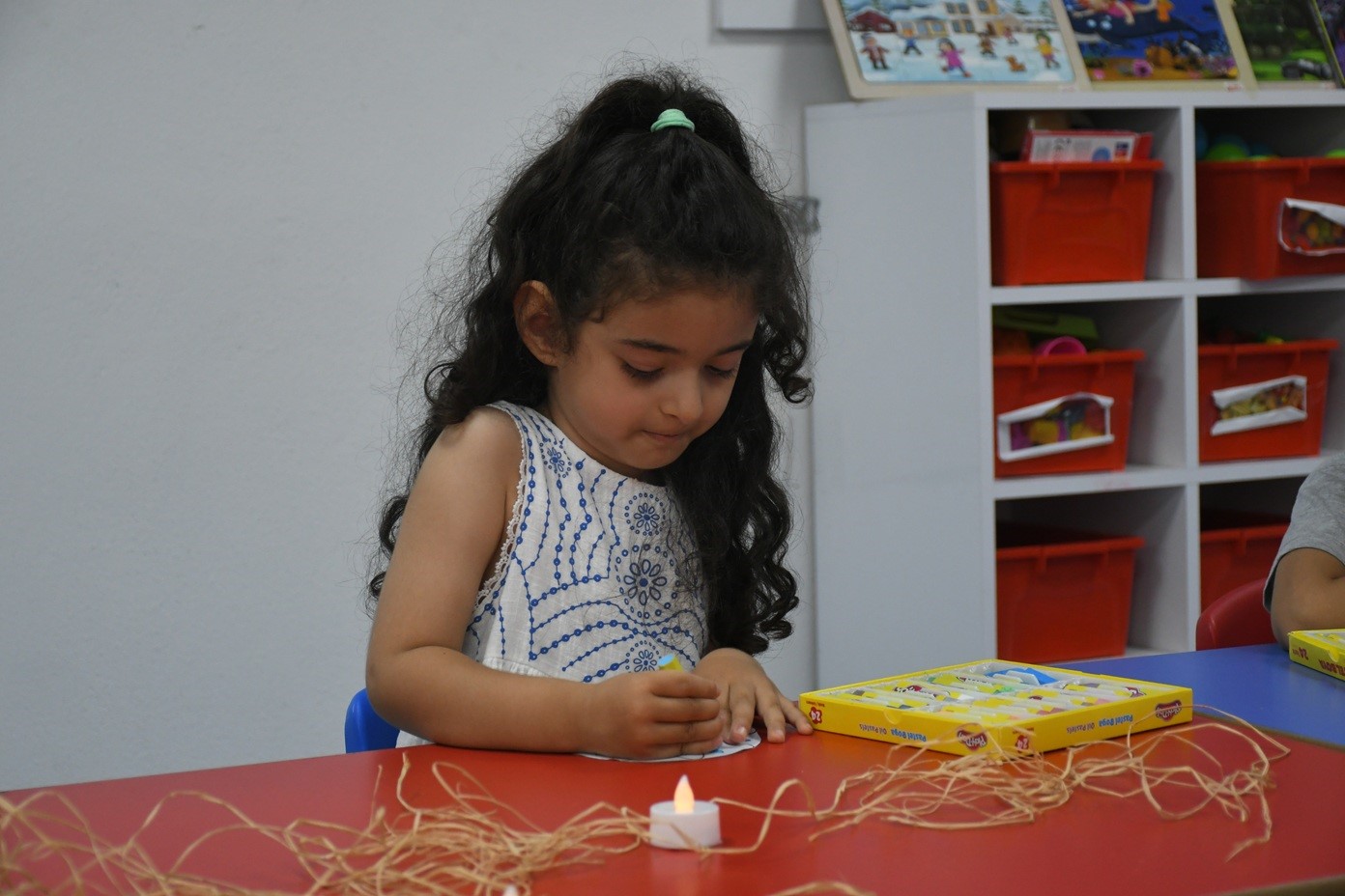 Kuşadası’nda minikler yaz tatilinde sanatla gelişiyor
