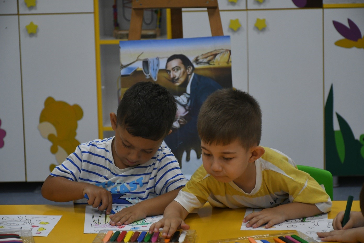 Kuşadası’nda minikler yaz tatilinde sanatla gelişiyor