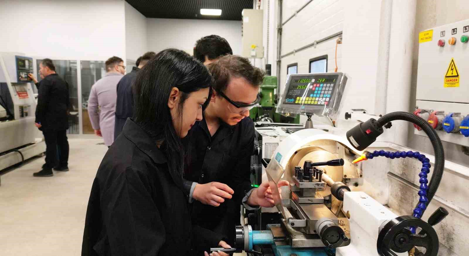 Ön lisans öğrencileri eğitimlerinin en az bir dönemini işletmelerde tamamlayacak