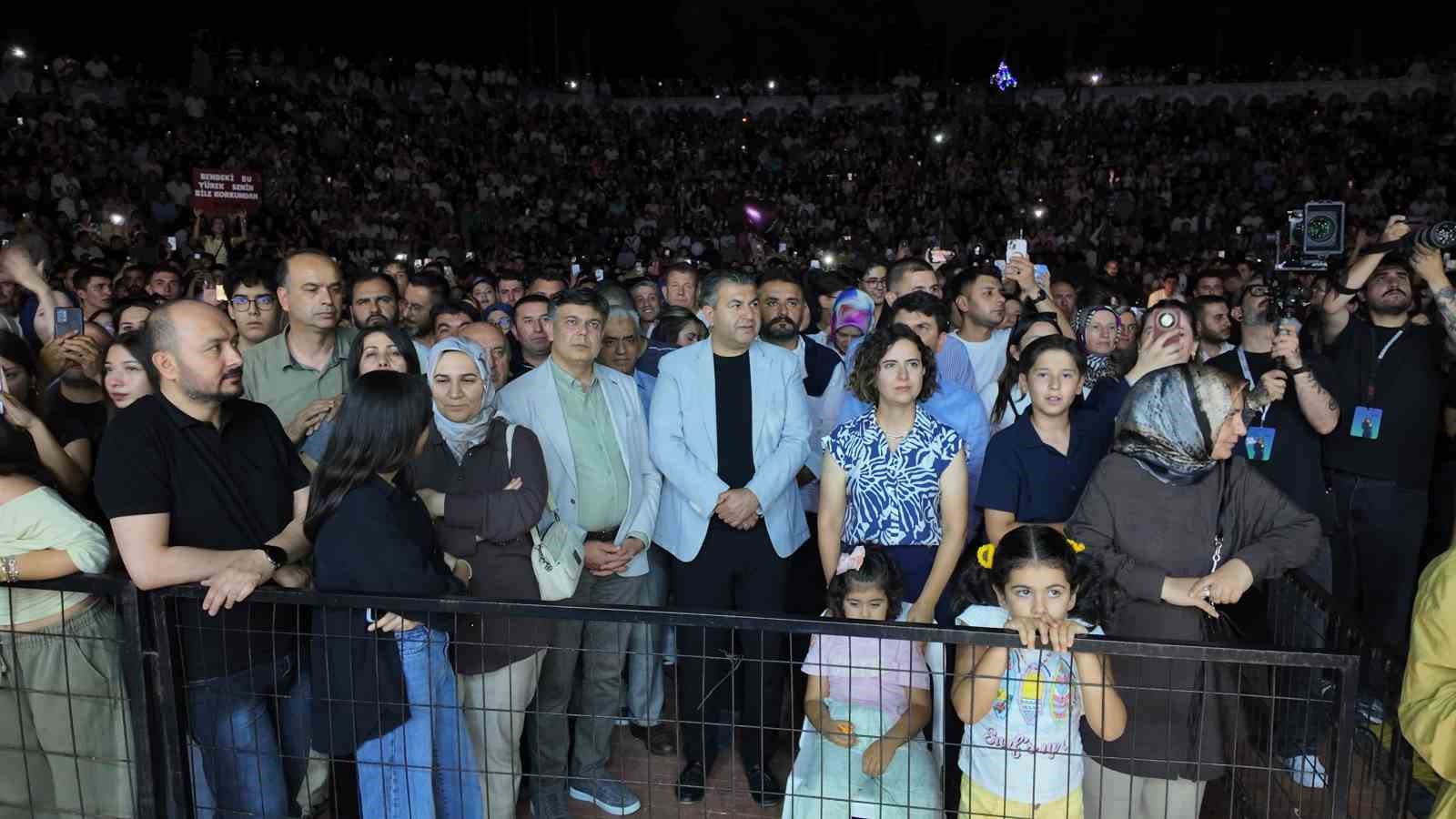 Gediz Tarhana Festivalinde Merve Özbey hem şarkılarıyla hem de cömertliği ile gönülleri fethetti