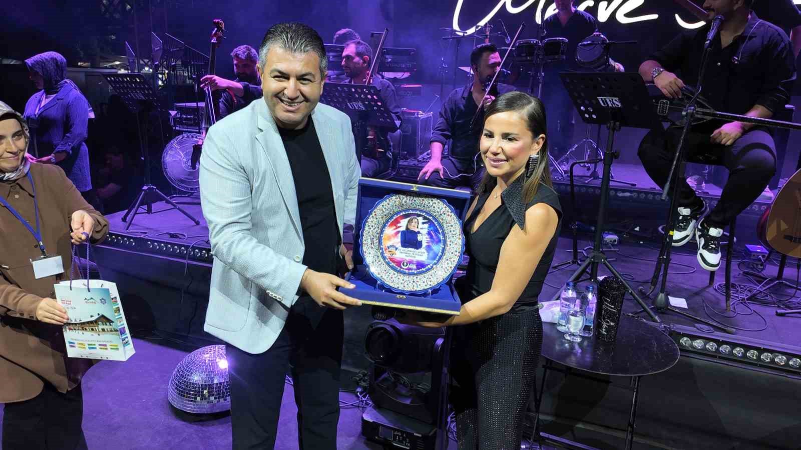 Gediz Tarhana Festivalinde Merve Özbey hem şarkılarıyla hem de cömertliği ile gönülleri fethetti