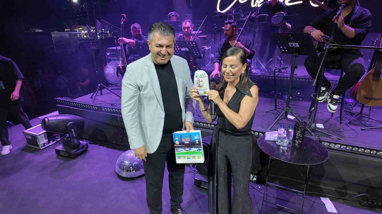 Gediz Tarhana Festivalinde Merve Özbey hem şarkılarıyla hem de cömertliği ile gönülleri fethetti