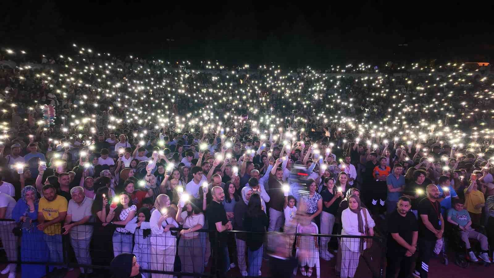 Gediz Tarhana Festivalinde Merve Özbey hem şarkılarıyla hem de cömertliği ile gönülleri fethetti