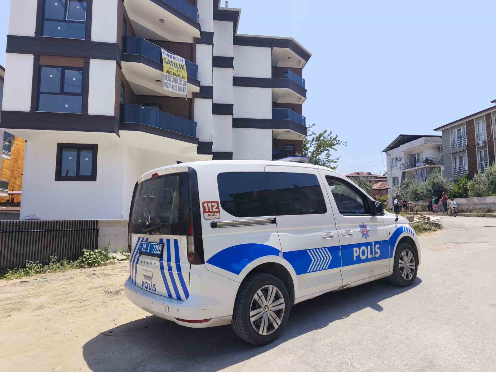 Takılmayan cam korkuluk boşluğundan aşağıya düşen çocuk yaralandı